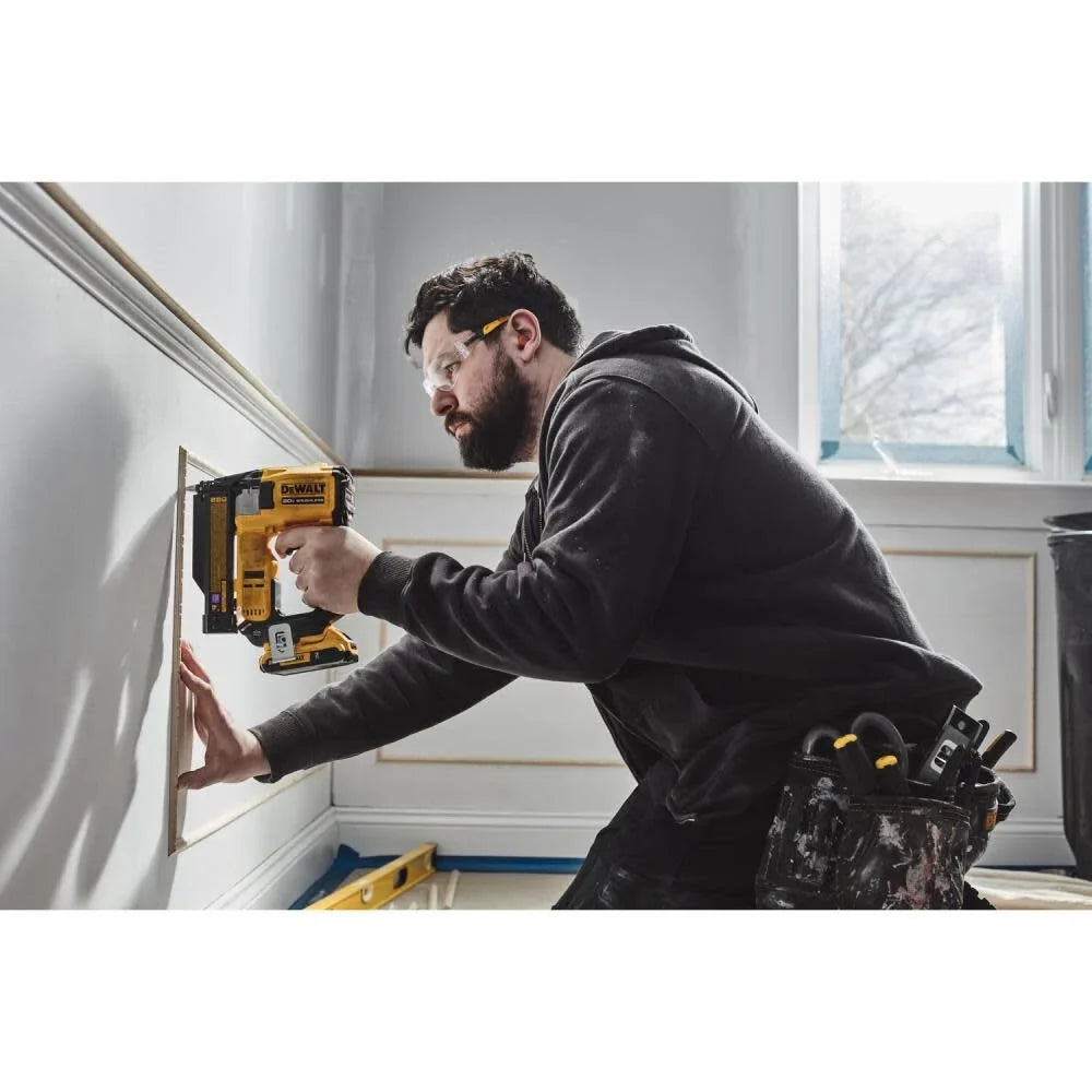 Compact Series 20V Pin Nailer 23 Gauge Kit DCN623D1